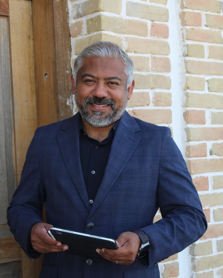 Ing. Pablo Flores, director of Guía Consultores